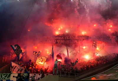 ОКО 10.000 НАВИЈАЧА ПРОТЕСТУЈЕ У НЕМАЧКОЈ: Хаос у најави у Лајпцигу, бесни због нових мера