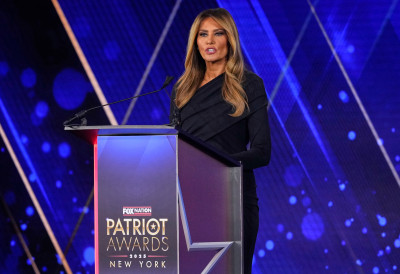 (ФОТО) МЕЛАНИЈА ТРАМП ПРОГЛАШЕНА „ПАТРИОТОМ ГОДИНЕ“! Прва дама САД послала моћну поруку целом свету