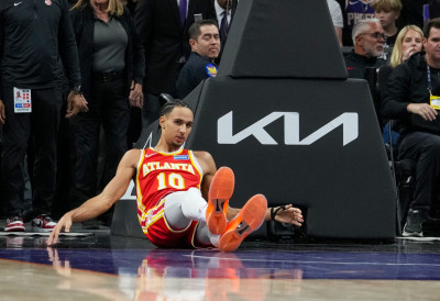 (ВИДЕО) СТРАВИЧАН ПАД, А ФЕР-ПЛЕЈА НИГДЕ: Кошаркаш Атланте остао да лежи на паркету, игра настављена