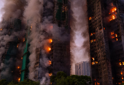 (ФОТО, ВИДЕО) СВЕ ВЕЋИ ХАОС У ХОНГ КОНГУ Нагло скочио БРОЈ МРТВИХ, аларм се НИЈЕ огласио, СТОТИНЕ НЕСТАЛИХ У ПОЖАРУ