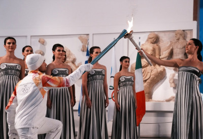 (ВИДЕО) ОЛИМПИЈСКИ ПЛАМЕН ОПЕТ ГОРИ Пламена бакља кренула пут Зимских олимпијских игара у Милану и Кортини