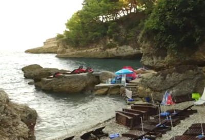 (ВИДЕО) ОВА ПЛАЖА НА ЈАДРАНУ ЗАБРАЊЕНА ЈЕ ЗА МУШКАРЦЕ А жене кажу да лечи немогуће