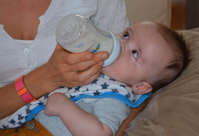 ХИТНО СЕ ПОВЛАЧИ ОВО МЛЕКО ЗА БЕБЕ Надлежни кажу: могућа повезаност СА БОТУЛИЗМОМ!