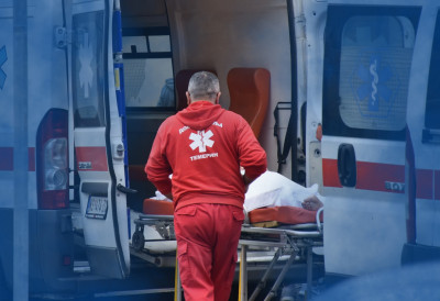 ПОВРЕЂЕНИ У НЕСРЕЋИ КОД ИРИГА СТИЖУ У КЛИНИЧКИ ЦЕНТАР ВОЈВОДИНЕ  Ево у каквом су стању, даље лечење настављају у Новом Саду