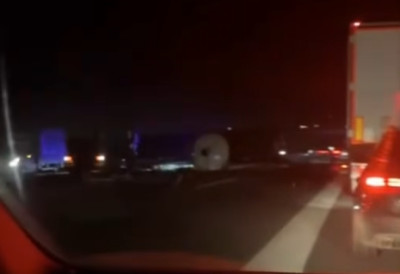 КАМИОН ПРОБИО ОГРАДУ Преврнула се цистерна код Новог Сада РАЗЛИЛА СЕ ТЕЧНОСТ, ВИШЕ ВОЗИЛА ОШТЕЋЕНО (ВИДЕО)