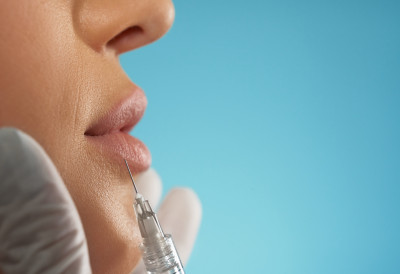 Министарка у БиХ под оптужбом: У ТОАЛЕТУ УБРИЗГАВАЛА ФИЛЕРЕ ПАЦИЈЕНТКИЊИ Трајно је унаказила