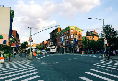 (ВИДЕО) ГДЕ ГОД ВИДИШ ЗГОДНО МЕСТО, ТУ ЏИП ПОСАДИ! Погледајте хаос на скретању у Народног фронта са Моста слободе!