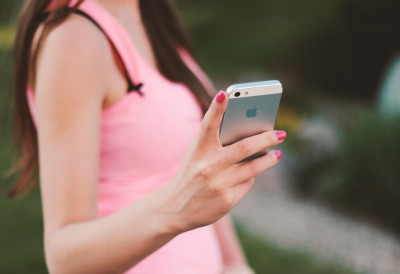 КЛИНЦИМА ЗАБРАЊУЈУ ДРУШТВЕНЕ МРЕЖЕ! ДРАМА У ЗАПАДНОЕВРОПСКОЈ ЗЕМЉИ! Родитељи подељени, тинејџери бесни!