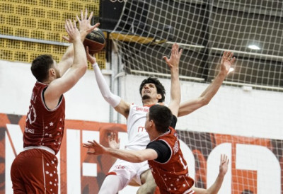 КОШАРКАШИ ВОЈВОДИНЕ ПОНОВО ЗАКАЗАЛИ Дозволили Крагујевчанима 100 поена и изгубили