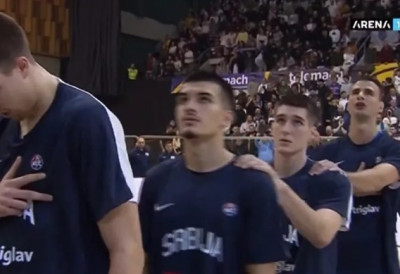 (ВИДЕО) СКАНДАЛ У САРАЈЕВУ: Звиждуци и увреде навијача Босне и Херцеговине Србији током извођења химне
