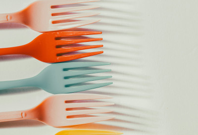 "ПОСАДИТЕ" ПЛАСТИЧНЕ ВИЉУШКЕ У ДВОРИШТЕ Нови трик помаже код терања штеточина, а ево како правилно да их поставите!