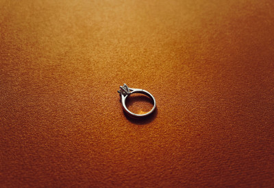 ШТА ЗНАЧИ КАДА ЖЕНА НА ЛАНЧИЋУ ОКО ВРАТА НОСИ ПРСТЕН Има снажну симболику, а ево шта значи