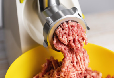 КАКО ДА ЗНАТЕ ДА ЈЕ МЛЕВЕНО МЕСО СВЕЖЕ И БЕЗ ДОДАТАКА На ових неколико ствари обратите пажњу и неће моћи да вас преваре