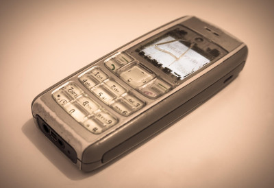 ЧУВАТЕ СТАРЕ ТЕЛЕФОНЕ, Е ТО НИЈЕ ДОБРО Стручњаци упозоравају да вас то може скупље коштати него нови телефон, ево како