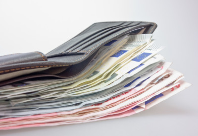 АКО ХОЋЕТЕ ДА ИМАТЕ НОВЦА, БИРАЈТЕ БОЈУ НОВЧАНИКА Пара хоће у ове новчанике, а идеална боја се крије у вашем датуму рођења