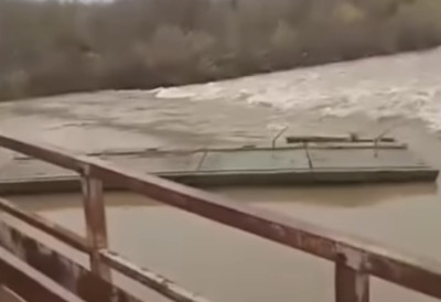МОСТА ВИШЕ НЕМА Набујала Морава однела понтонац код Свилајнца СРЕЋОМ, ИЗБЕГНУТА ТРАГЕДИЈА (ВИДЕО)