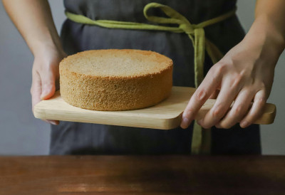 (ВИДЕО) Желите ли нешто слатко одмах? ОВАЈ КОЛАЧ ЈЕ СПРЕМАН ПРЕ НЕГО ШТО СЕ РЕРНА ЗАГРЕЈЕ