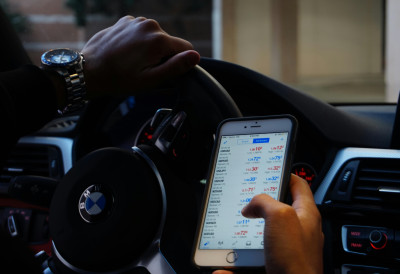 СТИЖУ ДРАСТИЧНЕ КАЗНЕ У САОБРАЋАЈУ Телефон у вожњи 50.000 динара, прекорачење брзине 20.000 ЕВО ШТА ЈОШ ЧЕКА ВОЗАЧЕ