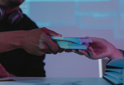 "Услугу" наплаћивала супрузи ЗАПОСЛЕНА У ЗАТВОРУ УХВАЋЕНА НА ДЕЛУ За мито уносила забрањене ствари затворенику ОДРЕЂЕН ЈОЈ ПРИТВОР