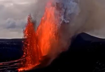 (ВИДЕО) ЗЕМЉА У ПЛАМЕНУ! ПРОБУДИО СЕ НАЈАКТИВНИЈИ ВУЛКАН Лава излази на све стране, становници у паници