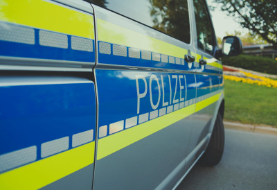 СКАНДАЛ У НЕМАЧКОЈ, ЉУДСКОМ КРВЉУ ЦРТАНЕ СВАСТИКЕ ПО АУТОМОБИЛИМА И ФАСАДАМА! Полиција истражује, ОВО је и даље МИСТЕРИЈА!