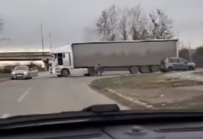 ОБРАЧУН ДВОЈИЦЕ ВОЗАЧА У НОВОМ САДУ Рвање грчко-римским стилом насред улице након расправе због НЕСУГЛАСИЦА У САОБРАЋАЈУ (ВИДЕО)