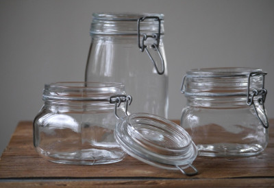 ОВО НИКАДА НЕМОЈТЕ ДРЖАТИ У СТАКЛЕНОЈ АМБАЛАЖИ Стручњаци откривају зашто губи укус и мирис