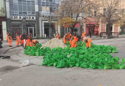 (ВИДЕО) ЧИСТОЋА СПРЕМНА ЗА ЗИМУ Радници пуне вреће са сољу уочи ледених дана