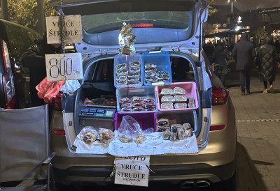 ЦРНИ МАК НА ЦРНИ ПЕТАК Вруће штрудле из гепека маме све који су се уморили од куповине ЕВО ГДЕ ЋЕТЕ ИХ НАЋИ