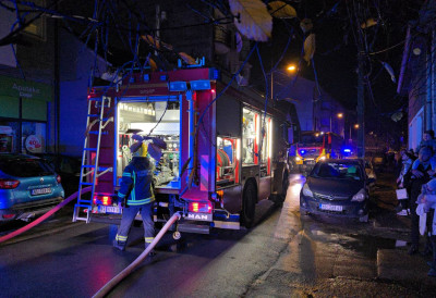 (ФОТО/ВИДЕО) ГОРЕЛА ЗГРАДА НА ПОДБАРИ Пламени језици с крова вишеспратнице