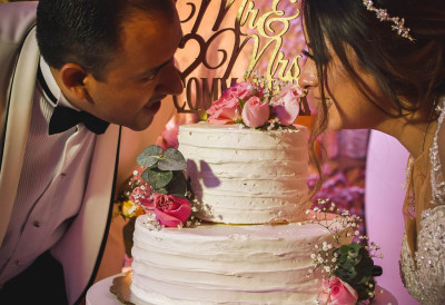 МЛАДЕНЦИ НАСМЕЈАЛИ ГОСТЕ ДО СУЗА Уместо свадбене торте, изабрали да исеку ово!