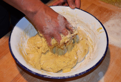 (ВИДЕО) Лепи вам се тесто? НЕМОЈТЕ ДА ДОДАЈЕТЕ БРАШНО Ово је све што вам треба