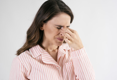 РЕЦЕПТ ЧУВЕНОГ ТРАВАРА ЗА СИНУСЕ И СМИРИВАЊЕ КАШЉА Само две намирнице и продисаћете!