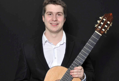 ВЕЧЕРАС ПОЧИЊУ СЕДМИ СУСРЕТИ СТУДЕНАТА ГИТАРЕ ИЗ РЕГИОНА Виктор Ђукнић свира на отварању