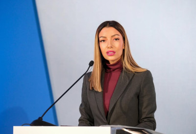 У КИНУ ИЗВЕЗЕНО 800 КИЛОГРАМА МЕДА Министарка Месаровић доделила решења о бесповратним средствима за производњу меда: Мед представља и нашу земљу, ту смо да подржимо наше пчеларе