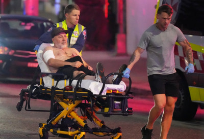 (ВИДЕО) ПОТВРЂЕНО, У СИДНЕЈУ СУ ПУЦАЛИ ТЕРОРИСТИ! Најмање 12 мртвих, 29 повређених, мета је била јеврејска заједница