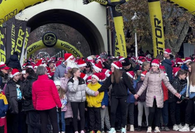 ТРКА ДЕДА МРАЗОВА НА ПАЛИЋУ Празнично лудило и хуманост очекују Суботичане и њихове госте у недељу