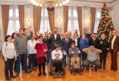 ГРАДОНАЧЕЛНИК НОВОГ САДА УГОСТИО ДЕЦУ И МЛАДЕ СА ПОТЕШКОЋАМА У РАЗВОЈУ СА КОСОВА И МЕТОХИЈЕ "Подршка најосетљивијим групама је заједничка друштвена вредност коју сви морамо чувати"