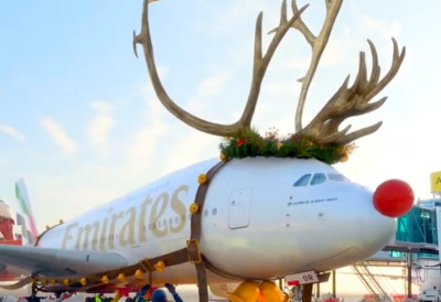 (ВИДЕО) ЕВО КАКО ИЗГЛЕДАЈУ ДЕДА МРАЗОВИ ПОМОЋНИЦИ Оригинална празнична честитка авио-компаније