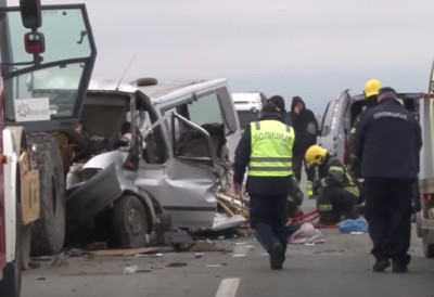 ПОКРЕНУТ КРИВИЧНИ ПОСТУПАК ПРОТИВ ДВОЈИЦЕ УЧЕСНИКА НЕСРЕЋЕ НА ПУТУ ИРИГ- РУМА Узрок несреће у којој је страдало четворо мештана Младенова утврдиће истрага СЕЛО ЗАВИЈЕНО У ЦРНО