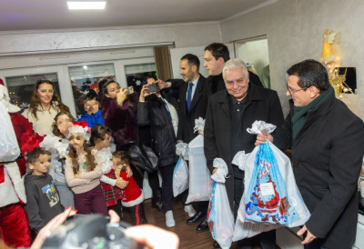 ДЕДА МРАЗ ДЕЛИ ПОКЛОНЕ МАЛИШАНИМА У КИКИНДИ Остварују се жеље најмлађих, празнични дух на кућним праговима