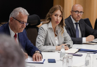 СИТУАЦИЈА СЕ МЕЊА ИЗ ЧАСА У ЧАС Министарка Ђедовић Хандановић са представницима нафтних компанија: Настављамо да предузимамо све мере да обезбедимо СИГУРНО СНАБДЕВАЊЕ ДОМАЋЕГ ТРЖИШТА