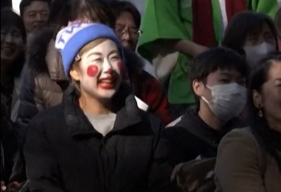 (ВИДЕО) ОВО ЈЕ ДАНАС БИЛО НАЈСМЕШНИЈЕ МЕСТО НА СВЕТУ Хиљаде људи се смејало за срећу у Новој години