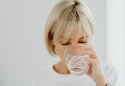 СВАКО ЈУТРО 10 МИНУТА ПРЕ ДОРУЧКА ПОПИЈТЕ ОВО Ефекат и бенефите ћете видети већ после месец дана