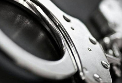 ПОЛИЦИЈСКИ СЛУЖБЕНИК СКРИВАО ОСУМЊИЧЕНОГ ОД СУДСКИХ ПОЗИВА Полиција ухапсила колегу због трговине утицајем