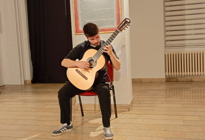 ОДРЖАНИ НОВОСАДСКИ СУСРЕТИ СТУДЕНАТА ГИТАРЕ Наступили млади музичари из Србије, Црне Горе и Словеније