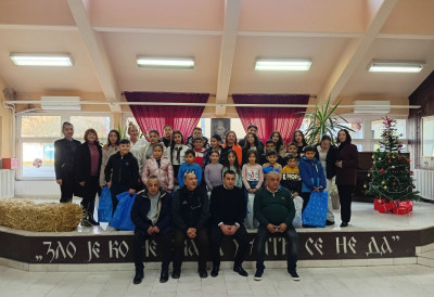 (ФОТО) ШКОЛСКИ ПРИБОР ЗА РОМСКЕ ЂАКЕ У ДЕРОЊАМА Подељени дарови ученицима ромског језика