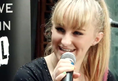 СТРАДАЛА МЛАДА ТАЛЕНТОВАНА ПЕВАЧИЦА (26): Делила је бину са славним бендом (ФОТО)