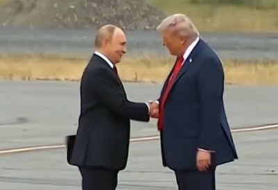 ТРАМП ЈЕ БИО ШОКИРАН Путин га обавестио о нападу на његову резиденцију ”ДОБРО ДА ИМ НИСМО ДАЛИ ТОМАХАВКЕ”