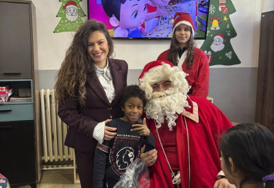 НАСТАВЉЕНА АКЦИЈА „ЈЕДАН ПАКЕТИЋ МНОГО ЉУБАВИ” Празнична магија у Свратишту ПОДЕЉЕНО 50 ПАКЕТИЋА ДЕЦИ И МЛАДИМА